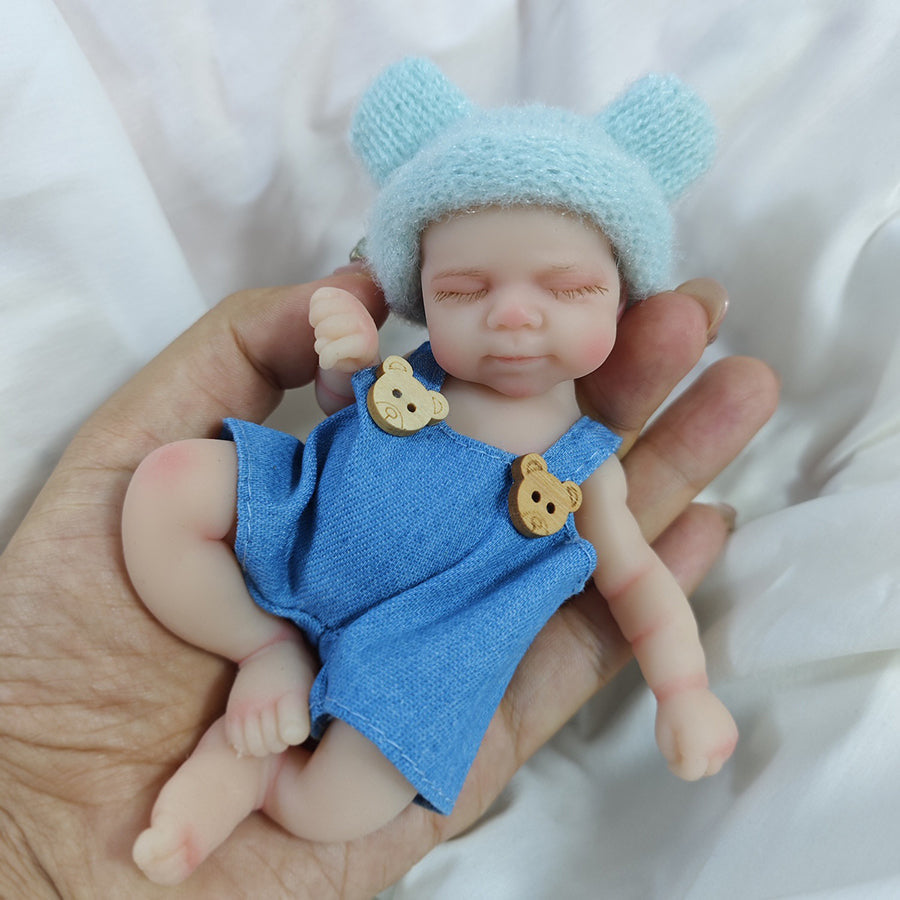Mini bambola reborn in silicone da 6 pollici con occhi chiusi Pascale con salopette da orsetto