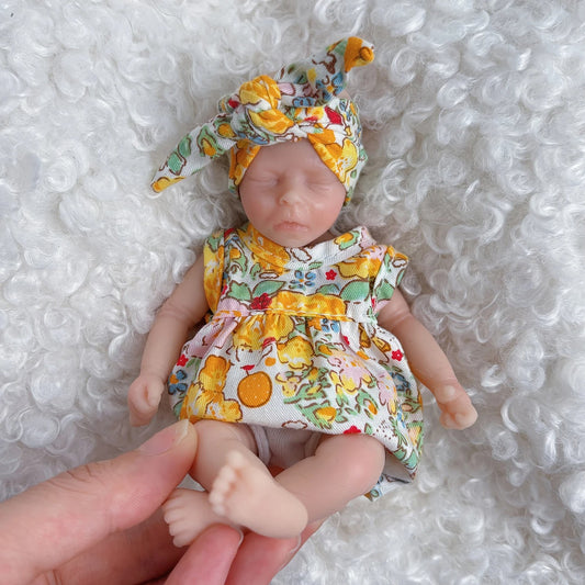 Mini bambola reborn da 6 pollici con occhi chiusi ragazza con abiti gialli - Darren
