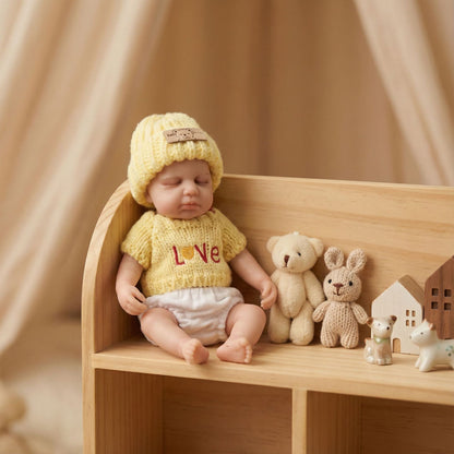 Loulou Bambina rinata in silicone da 20 cm con maglione giallo