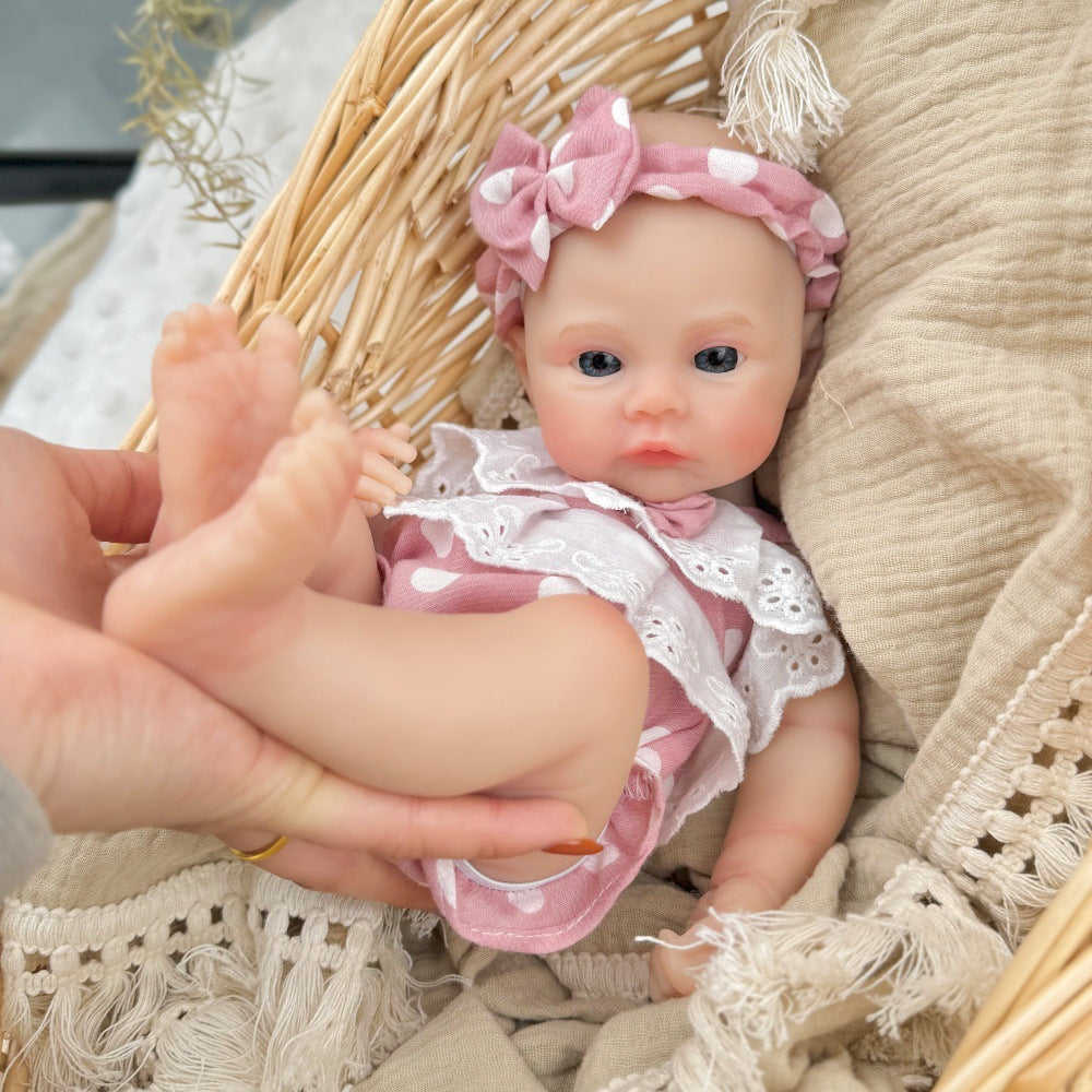 Bambina reborn Meadow in silicone da 30 cm con vestitini a pois rosa