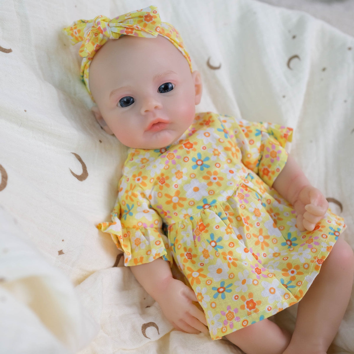 Neonata rinata in morbido silicone da 30 cm con abito a fiori gialli