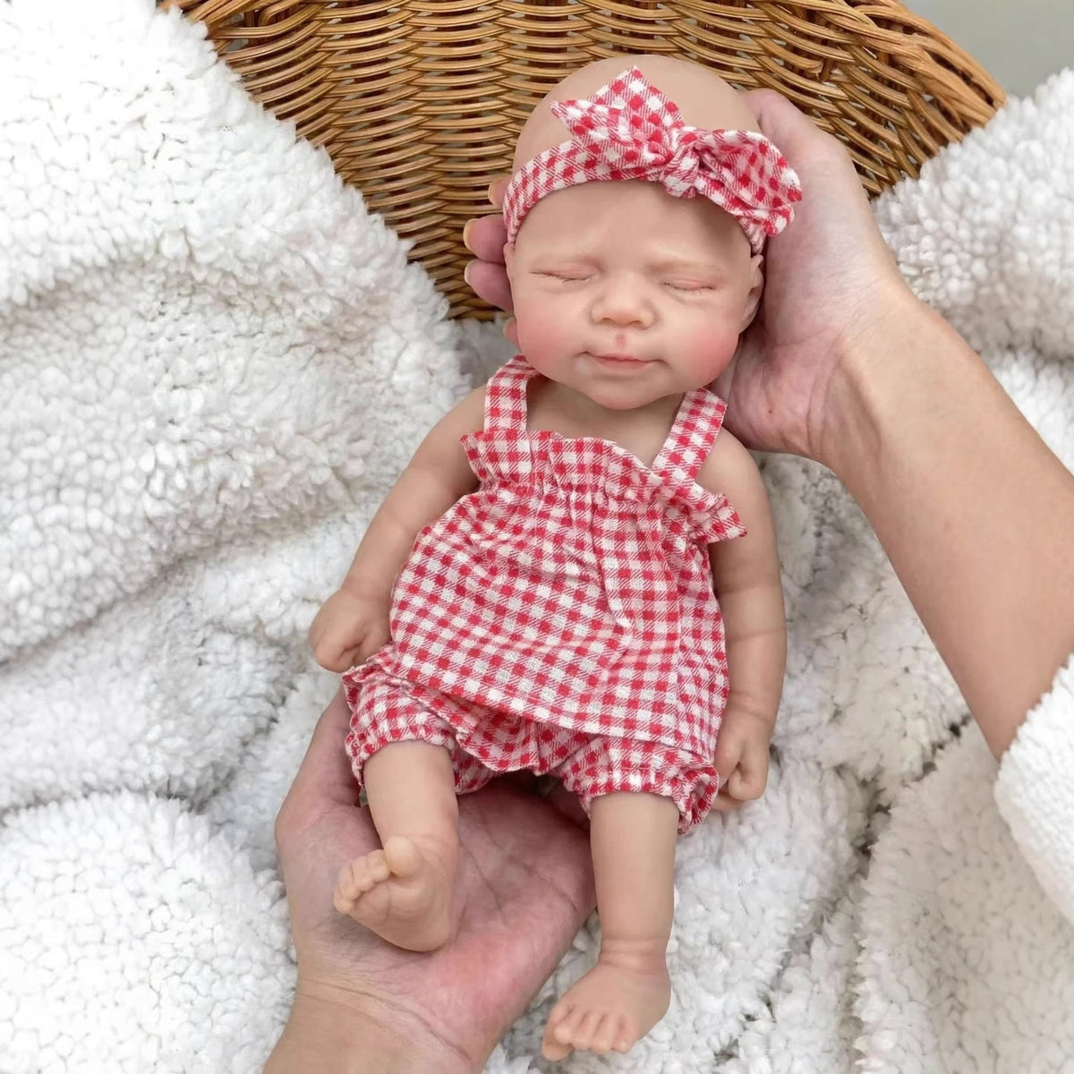 Bambola Reborn in Silicone Pascale da 30 cm con Bocca Apribile Bambina con Abiti a Quadri Rossi