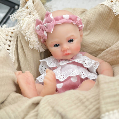 Bambina reborn Meadow in silicone da 30 cm con vestitini a pois rosa