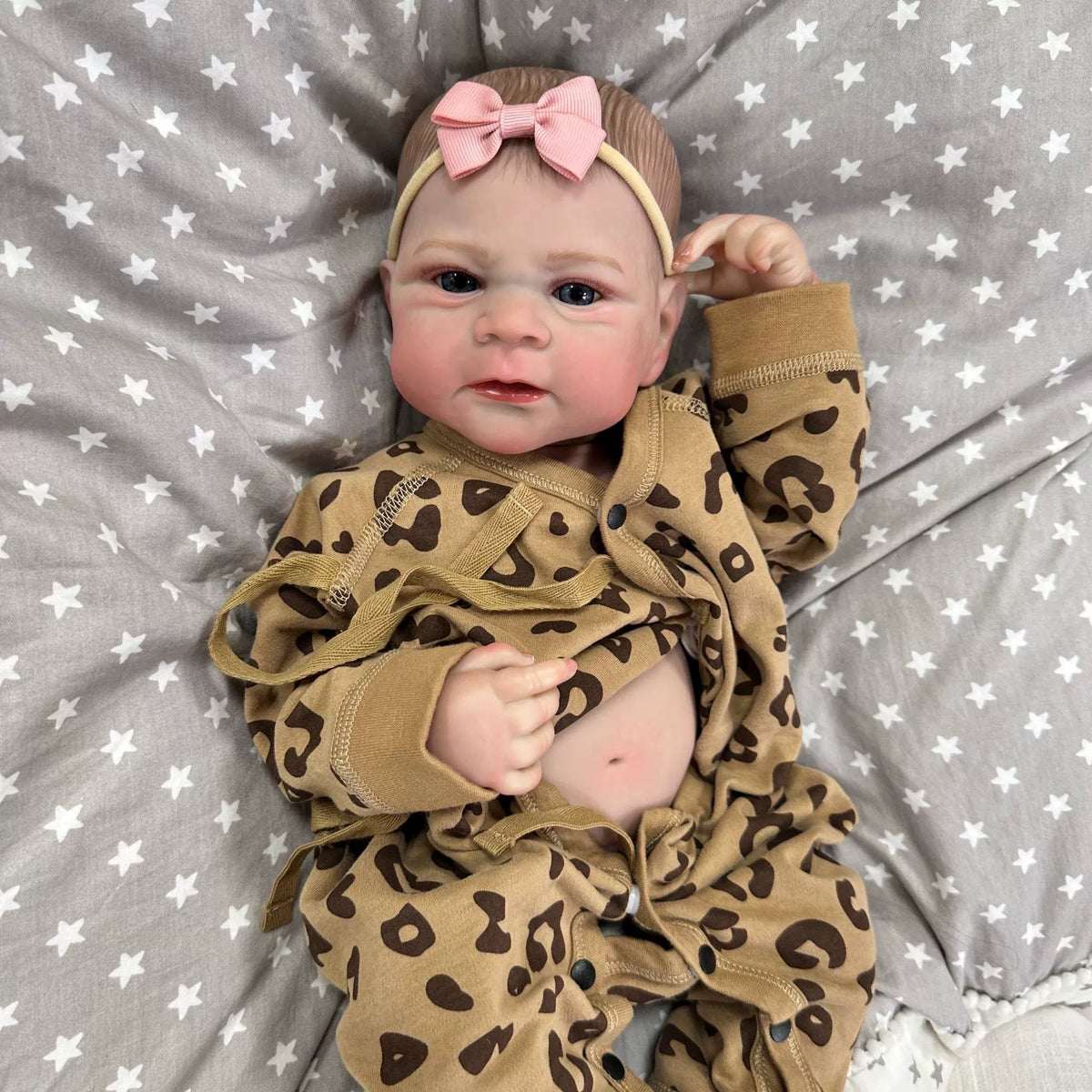 Bambina reborn da 50 cm con occhi aperti in abiti leopardati - Elijah
