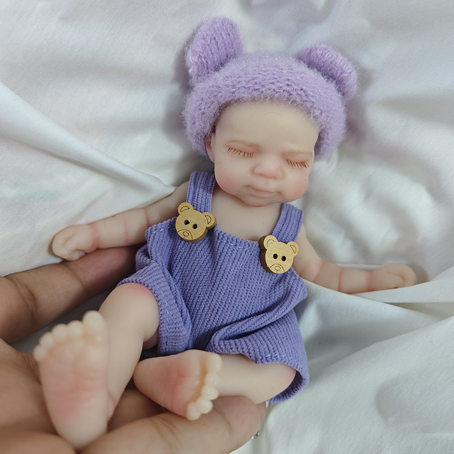 Mini bambola reborn in silicone da 6 pollici con occhi chiusi Pascale con salopette da orsetto