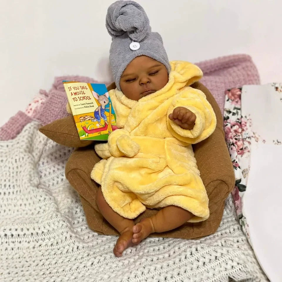 Bambola reborn realistica da 19 pollici con occhi chiusi e pelle scura Peaches in accappatoio giallo