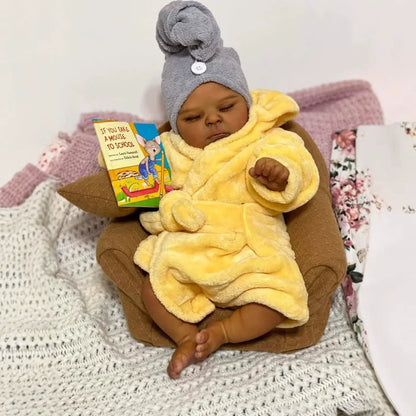 Bambola reborn realistica da 19 pollici con occhi chiusi e pelle scura Peaches in accappatoio giallo
