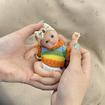 Mini bambola reborn in silicone elasticizzato Meadow da 15 cm con maglione a righe