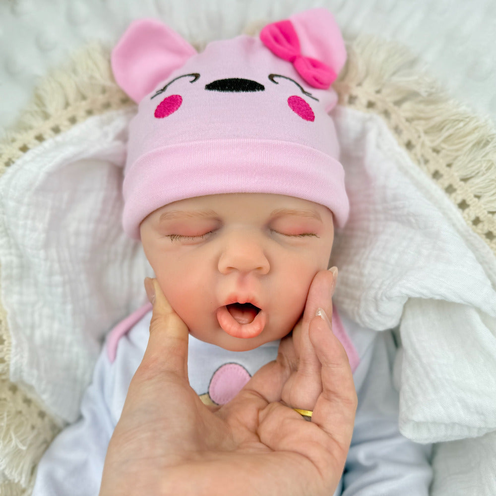 Bambola reborn Loulou alta 45 cm interamente in silicone estensibile con vestitino da orsetto rosa