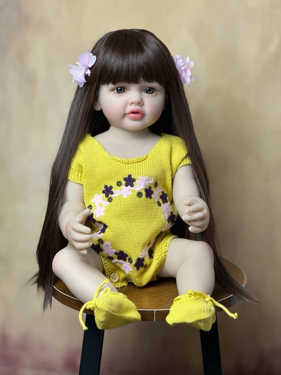 Bambina Reborn con Capelli Lunghi da 55 cm in Abiti Gialli - Betty