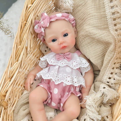 Bambina reborn Meadow in silicone da 30 cm con vestitini a pois rosa