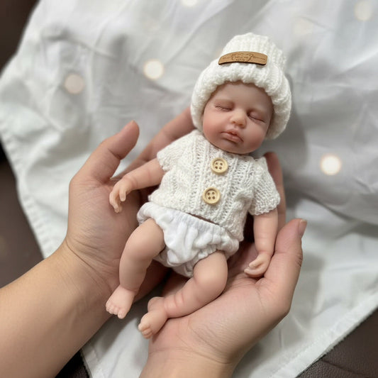 Loulou Bambina rinata in silicone da 20 cm con maglione bianco