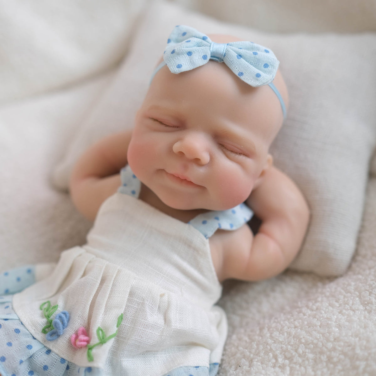 Pascale bambina reborn in silicone da 20 cm con abito blu