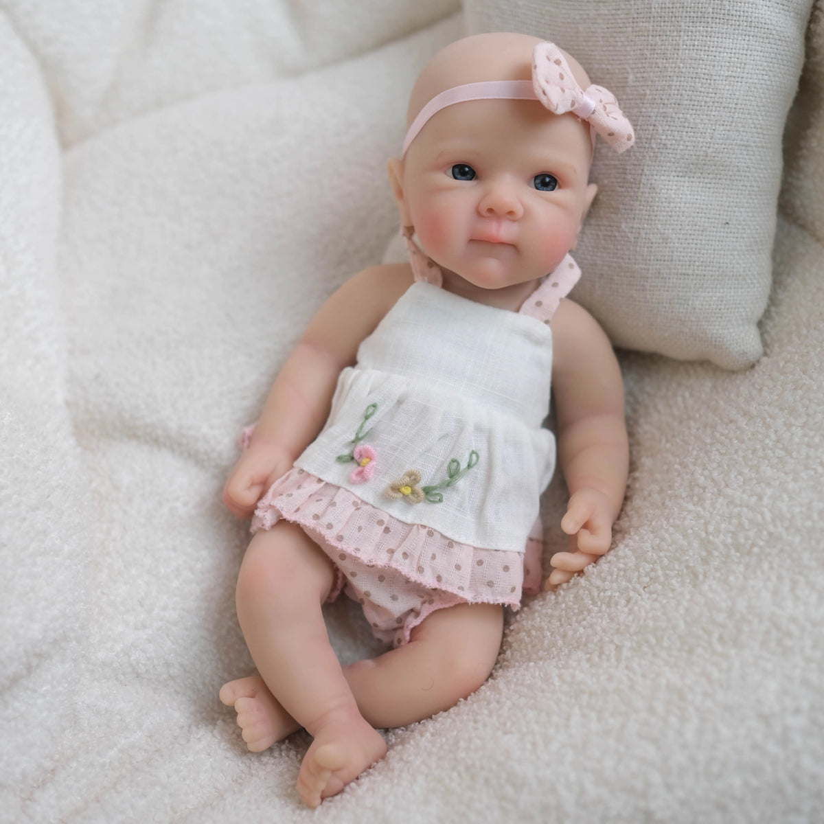 Bambina rinata Bettie in morbido silicone da 20 cm con abito bianco