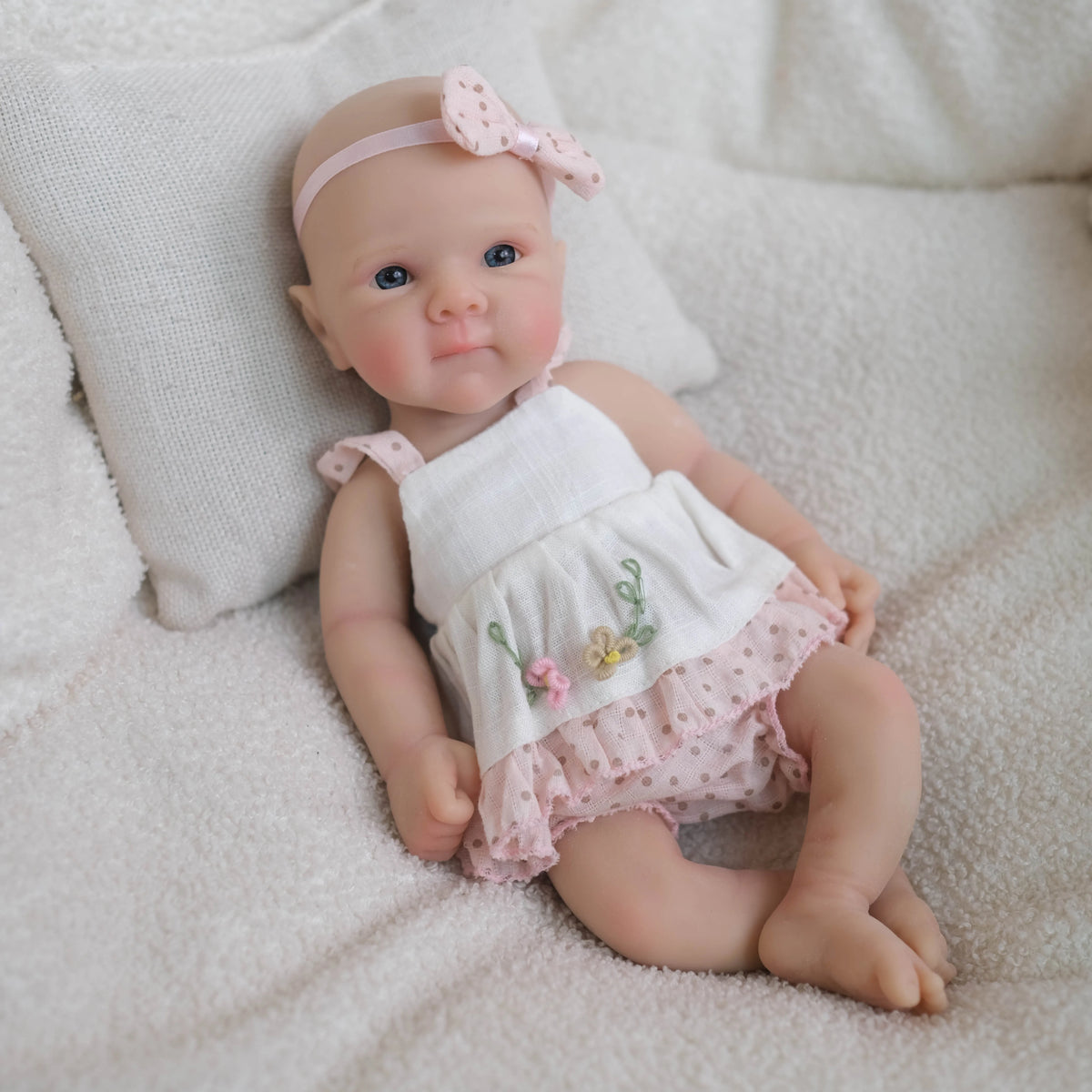 Bambina rinata Bettie in morbido silicone da 20 cm con abito bianco