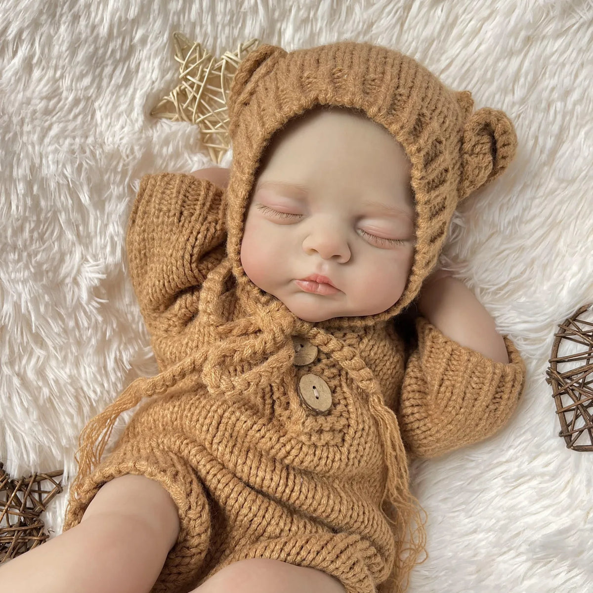 Bambola reborn Irys da 19 pollici con occhi chiusi e pittura 3D vestita con abiti di maglia marrone