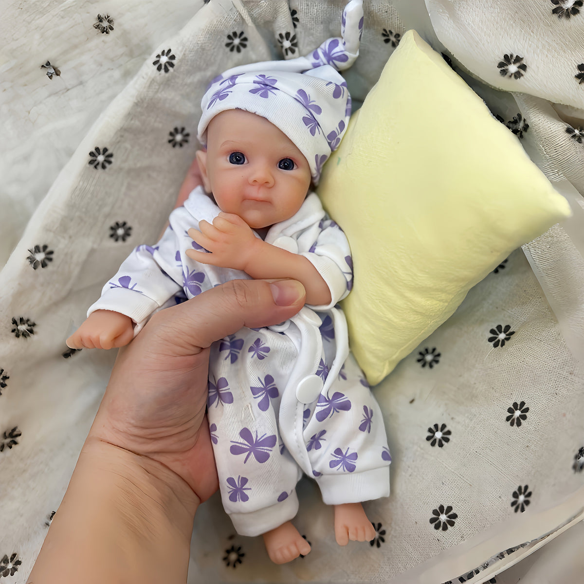 Mini bambola Reborn Bettie in silicone da 20 cm occhi aperti con tutina viola a fiori