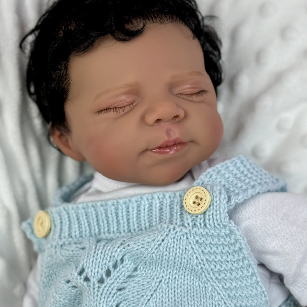 Bambola Reborn da 48 cm realistica con corpo morbido e pelle scura occhi chiusi Pascale
