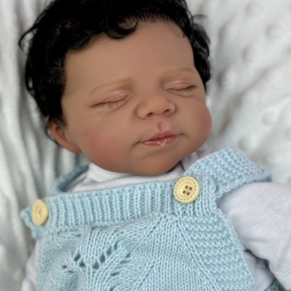 Bambola Reborn da 48 cm realistica con corpo morbido e pelle scura occhi chiusi Pascale