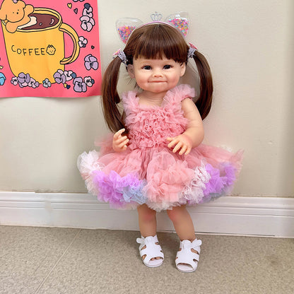 Bambola Reborn Raya da 55 cm con capelli lunghi e abito rosa