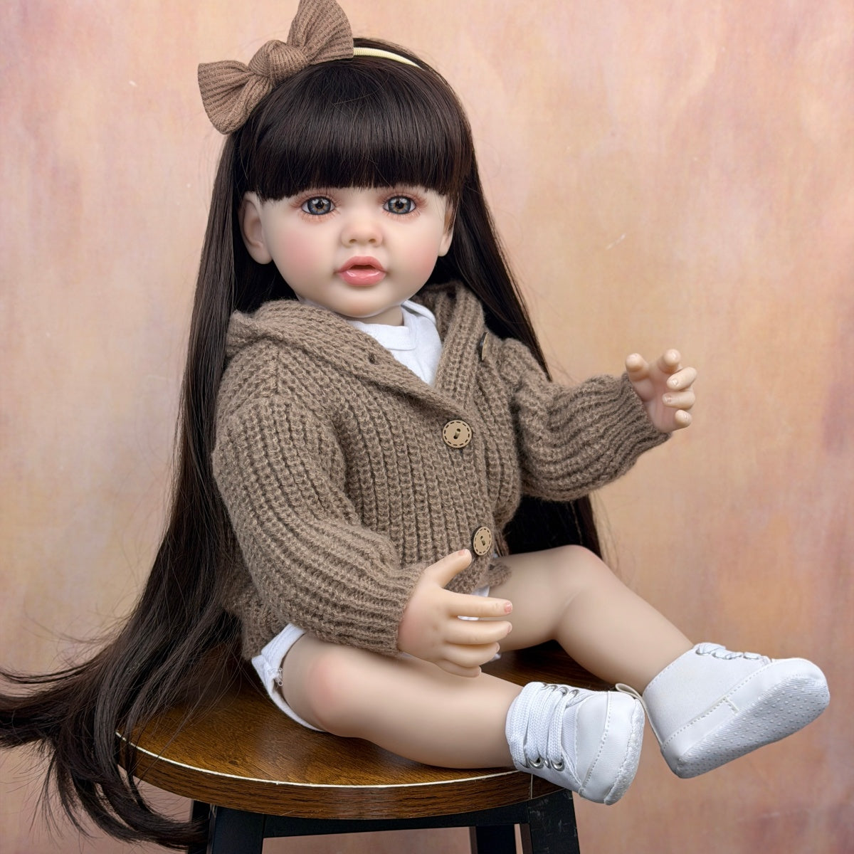 Bambina reborn di 55 cm con capelli lunghi e maglione marrone - Betty