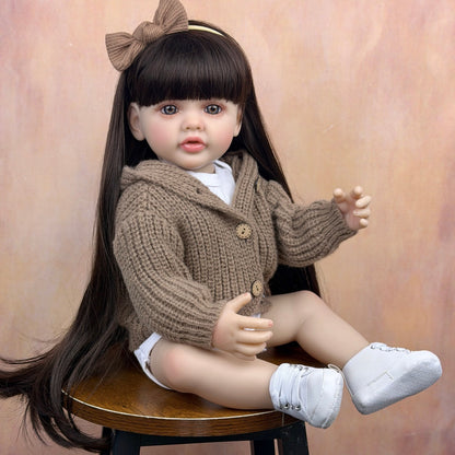 Bambina reborn di 55 cm con capelli lunghi e maglione marrone - Betty