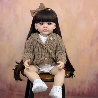 Bambina reborn di 55 cm con capelli lunghi e maglione marrone - Betty