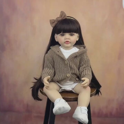 Bambina reborn di 55 cm con capelli lunghi e maglione marrone - Betty