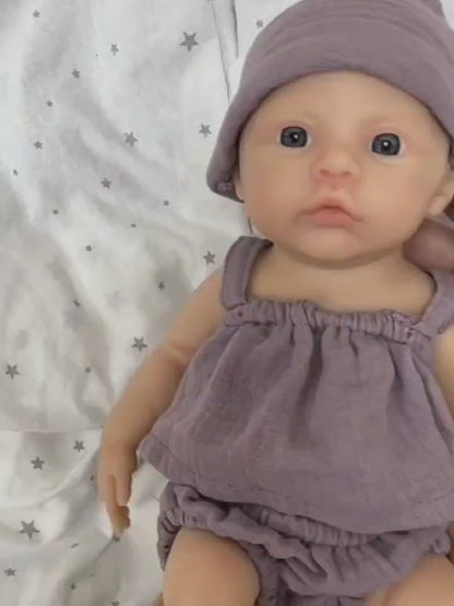 Neonata rinata in silicone morbido da 30 cm con occhi azzurri e vestiti viola - Meadow