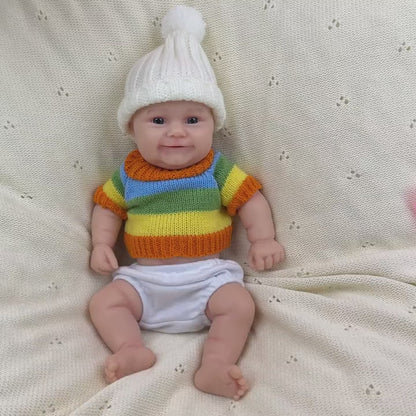 Bambola reborn Maddie Smile da 30cm interamente in silicone con maglione a righe colorate
