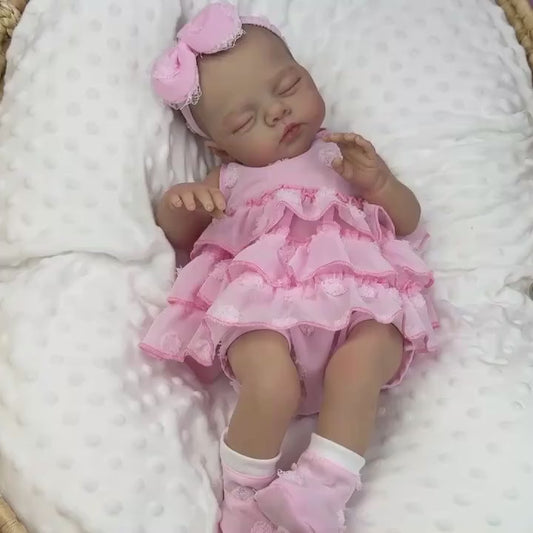 Bambola reborn Irys da 48 cm con corpo morbido e vestito rosa